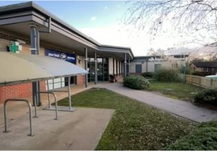 Βρετανία: Ιατρείο, αντί για ευχές, έστειλε σε όλους τους ασθενείς μήνυμα ότι έχουν… καρκίνο