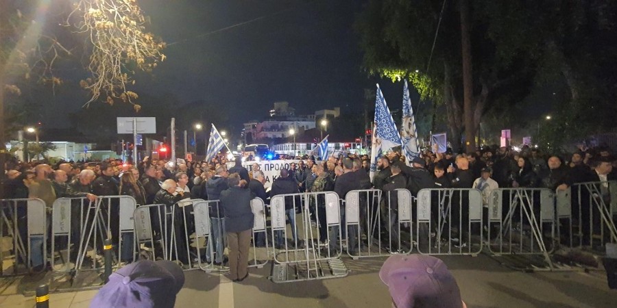 Κύπρος: Ένταση έξω από το κτίριο της Βουλής με αφορμή ψήφισμα για τον Γεώργιο Γρίβα