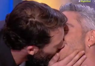 Αντίνοος Αλμπάνης: Φίλησε τον Θεοχάρη Ιωαννίδη στο στόμα on air – «Φιλάς ωραία»