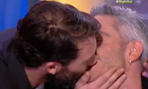 Αντίνοος Αλμπάνης: Φίλησε τον Θεοχάρη Ιωαννίδη στο στόμα on air – «Φιλάς ωραία»