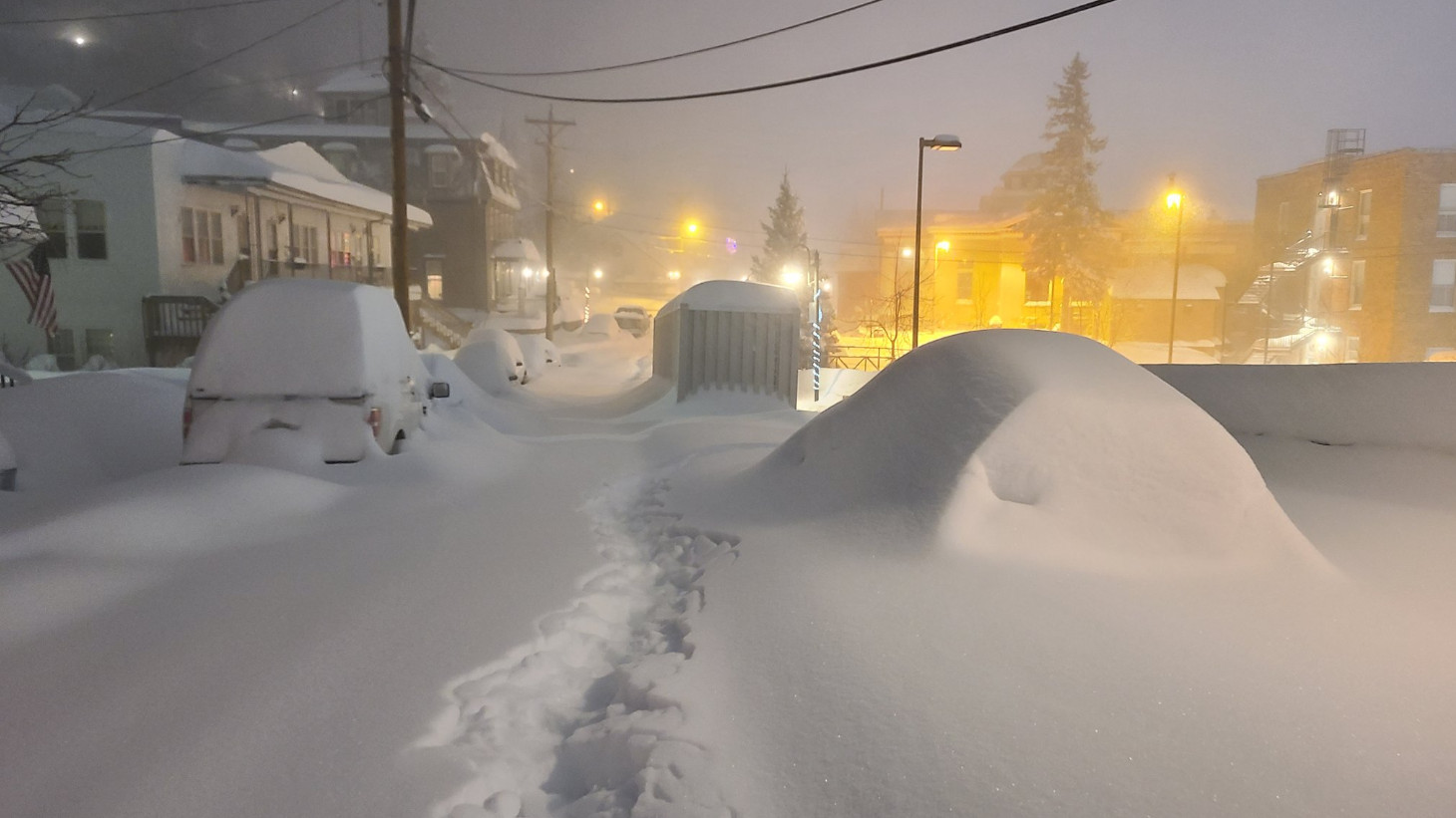 Κακοκαιρία ιστορικών διαστάσεων στις ΗΠΑ: Πόλεις θαμμένες κάτω από το χιόνι - Στέλνουν διασώστες να σώσουν... διασώστες