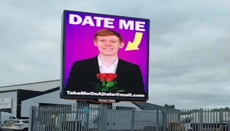 Αγγλία: Η απελπισία σε άλλο επίπεδο – 23χρονος τοποθέτησε διαφημιστική πινακίδα για… να βρει γυναίκα