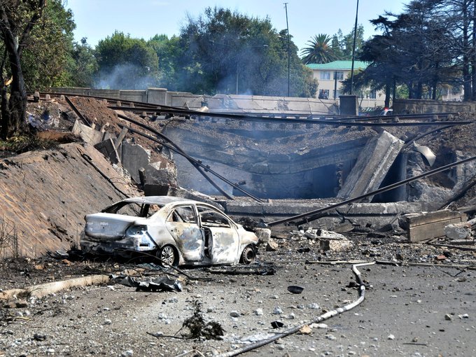 Γιοχάνεσμπουργκ: Βυτιοφόρο σφήνωσε σε γέφυρα και εξερράγη – 9 νεκροί και 40 τραυματίες