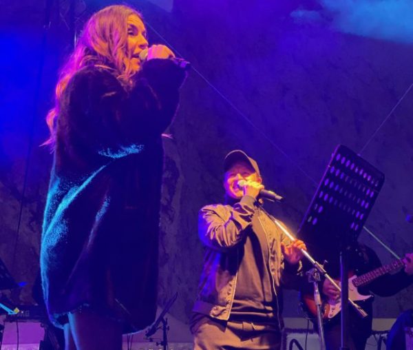 «Έσπασε η νύχτα» στη συναυλία – βράβευση της Όλγας Βλαχοπούλου στο Greek Santa’s Village στα θέατρα Βράχων