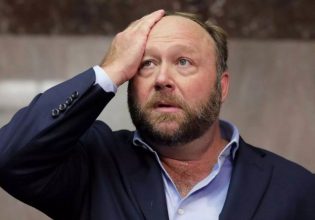 Άλεξ Τζόουνς: Πτωχεύει ο συνωμοσιολόγος – Η εμπρηστική θεωρία για τη σφαγή στο Σάντι Χουκ