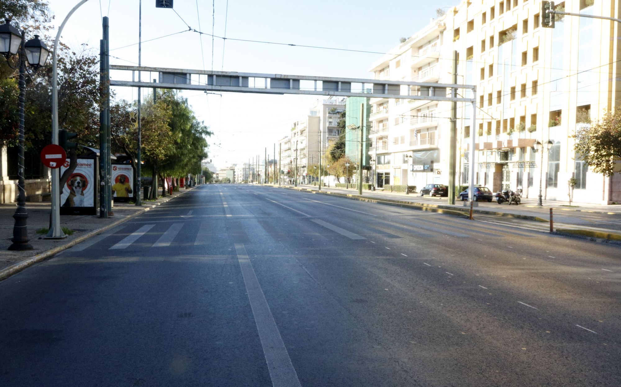 Μόνο οι… στολισμένοι δρόμοι έμειναν στην Αθήνα – Άδειο το κλεινόν άστυ