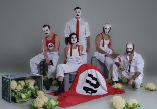 Άρης Μπινιάρης και Γιώργος Χρυσοστόμου παρουσιάζουν Μπρέχτ