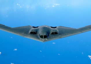 ΗΠΑ: Πυρηνικό βομβαρδιστικό έπιασε φωτιά στη διάρκεια αναγκαστικής προσγείωσης