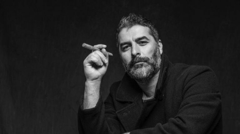 Ο Μπισμπίκης, το τσιγάρο, οι νταλκάδες των Ελλήνων και οι «άμωμες παρθένες» της πολιτικής