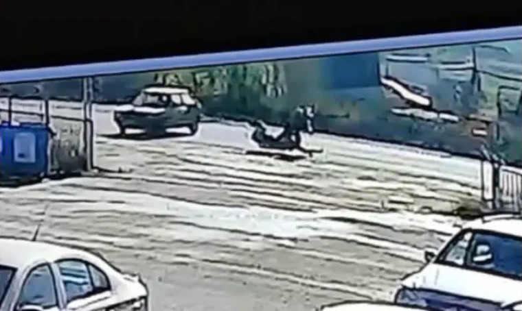 Τρίκαλα: Σοκαριστικό βίντεο από τροχαίο - Τον εγκατέλειψε στην άσφαλτο