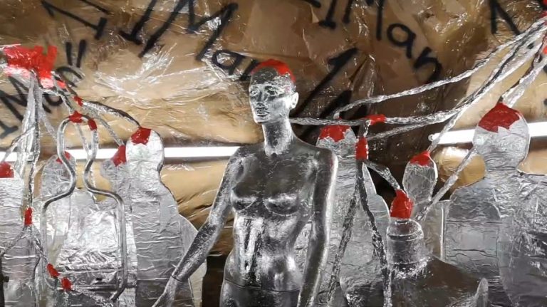 3 λεπτά μέσα στη «σπηλιά» του Thomas Hirschhorn