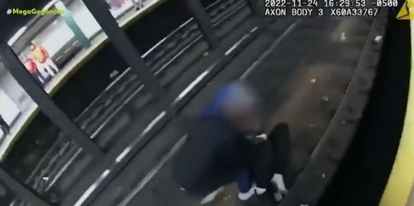 Νέα Υόρκη: Λιποθύμησε και έπεσε στις ράγες του μετρό