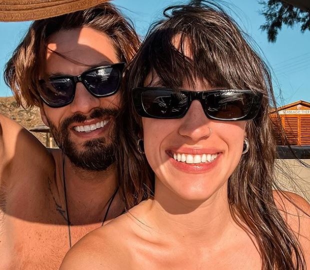 Η πιο σέξι γιορτινή φωτογραφία – Με δαντελωτά κόκκινα εσώρουχα η Ραφαέλα Ψαρρού εύχεται Καλές Γιορτές