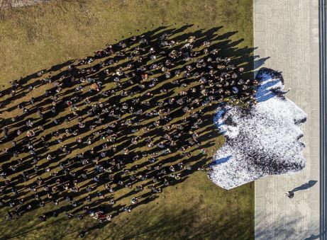 Ανθρώπινη εγκατάσταση αναπαριστά τα μαλλιά της ιρανής Shakarami σε μια συμβολική διαμαρτυρία