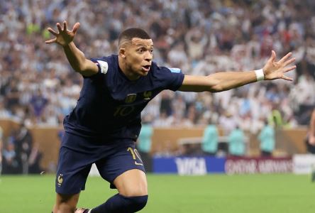 Ανάβει φωτιές το τρανς μοντέλο στο πλευρό του Κιλιάν Εμπαπέ