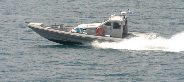 Ψαρά: Σε εξέλιξη οι έρευνες για τον εντοπισμό του κρατουμένου που έπεσε στη θάλασσα