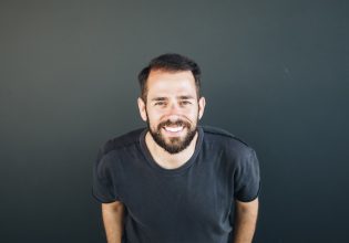 Ο Δημήτρης Αγιοπετρίτης – Μπογδάνος μίλησε στο in για το «Μπιλ & Λου»