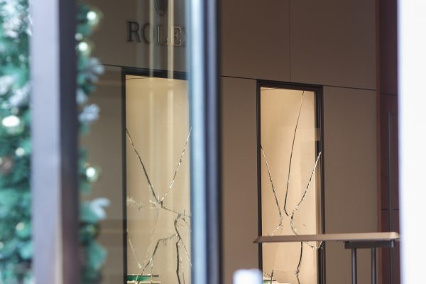 Ένοπλη ληστεία: Αστραπιαία έδρασαν οι δράστες με τα full face – Πώς εισέβαλαν στην Rolex