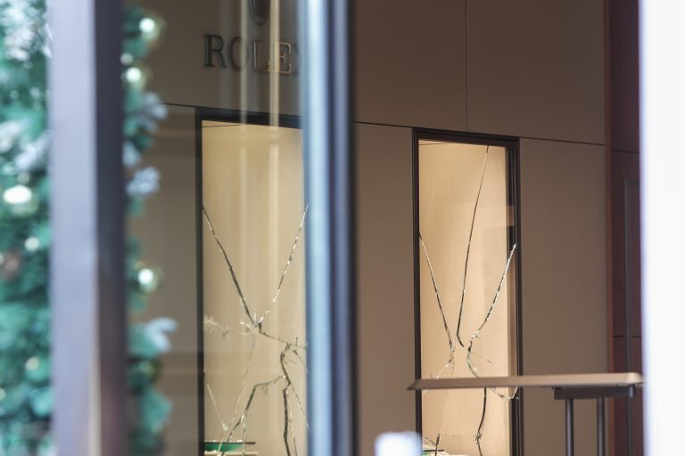 Ένοπλη ληστεία: Αστραπιαία έδρασαν οι δράστες με τα full face – Πώς εισέβαλαν στην Rolex