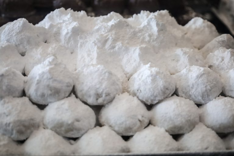 Κουραμπιέδες με 80 δραχμές το κιλό – Πόσους θα μπορούσε να αγοράσει κάποιος σήμερα με αυτό το ποσό;