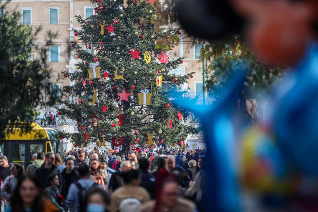 Φόβοι για έξαρση ιώσεων – Ρεβεγιόν χωρίς φιλιά και αγκαλιές