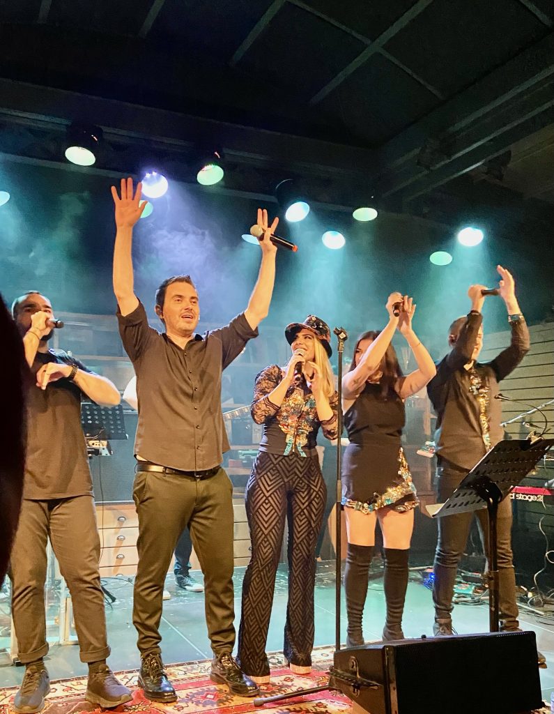 Ο Mιχάλης Χατζηγιάννης σε εορταστική ατμόσφαιρα ξεσήκωσε τους φίλους του με ένα μοναδικό live