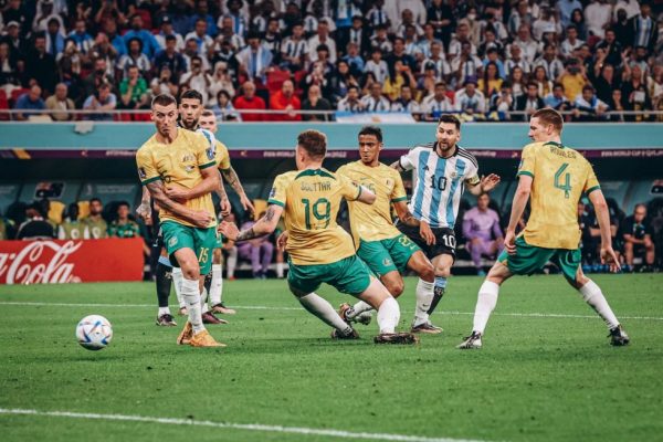 Βίντεο έπος: Οι ποδοσφαιριστές της Αυστραλίας έστησαν ουρά έξω από τα αποδυτήρια για μια φωτογραφία με τον Μέσι