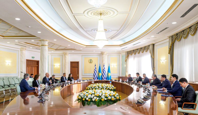 Πού στοχεύει η ελληνική διπλωματία – Η επίσκεψη στο Καζακστάν και το άνοιγμα στην Κεντρική Ασία