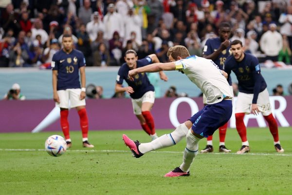 Ισοφαρίζει ο Κέιν από την άσπρη βούλα – Έπιασε τον Ρούνεϊ στην κορυφή (vid)