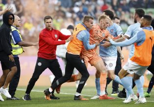 Χάος σε τοπικό ντέρμπι της Μελβούρνης: Τερματοφύλακας επιστρέφει καπνογόνο στην κερκίδα και… οπαδοί του πετάνε κουβά