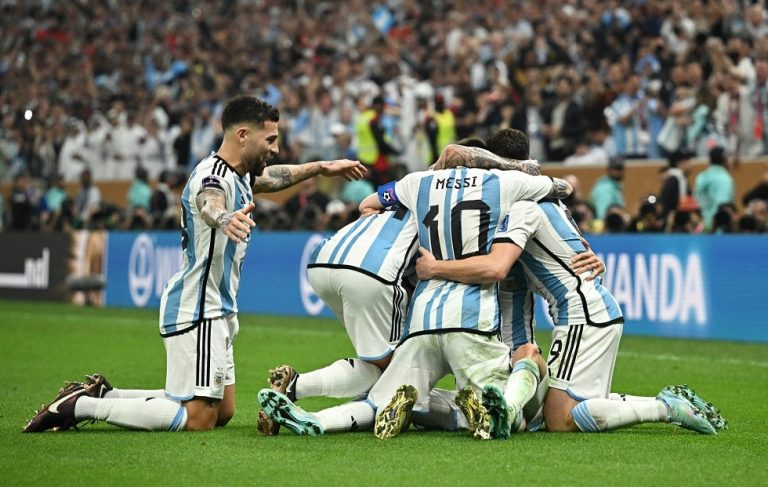 Όλοι… τσεκάρουν την πορεία του «χρυσού» αεροπλάνου