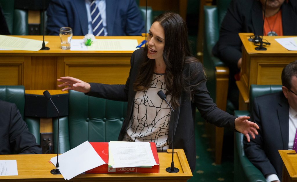 Νέα Ζηλανδία: Η πρωθυπουργός χαρακτήρισε τον πολιτικό της αντίπαλο «αλαζονικό αρ…» – Είχε ανοιχτό μικρόφωνο