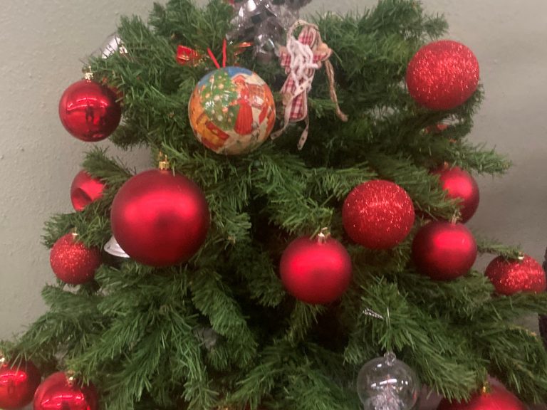 Το χριστουγεννιάτικο δένδρο της υπόγειας διάβασης