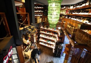 Cavana Spirituality: Σε αυτήν την κάβα της Αθήνας θα βρεις κυριολεκτικά ό,τι έχεις στο μυαλό σου