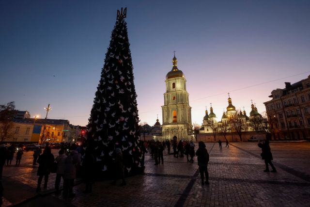 Πόλεμος στην Ουκρανία: Άναψαν τα φώτα του χριστουγεννιάτικου δέντρου στο Κίεβο - «Η Ρωσία δεν θα κλέψει τα Χριστούγεννα»
