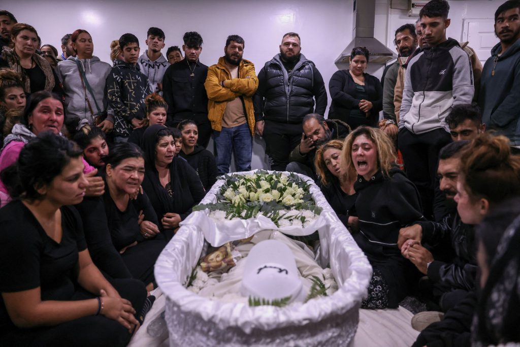 Οι Ρομά θρηνούν τον 16χρονο – Μια φωτογραφία χίλιες… κραυγές
