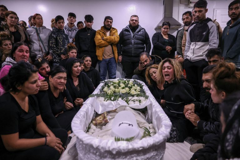Οι Ρομά θρηνούν τον 16χρονο – Μια φωτογραφία χίλιες… κραυγές