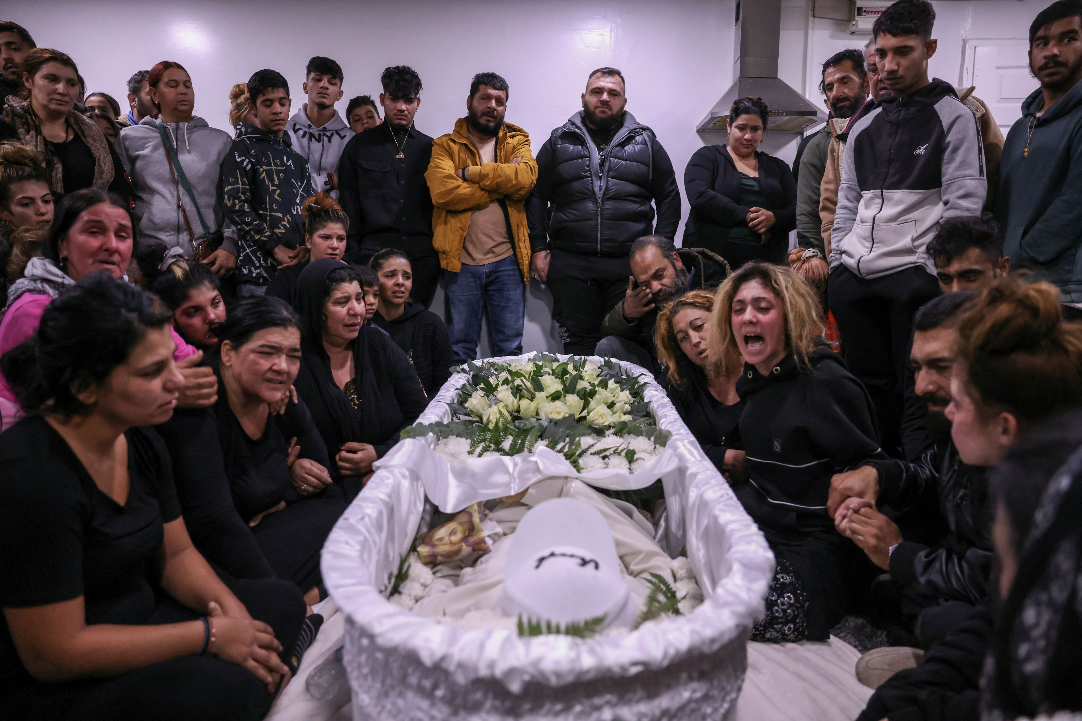 Οι Ρομά θρηνούν τον 16χρονο – Μια φωτογραφία χίλιες… κραυγές