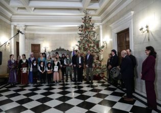 Μητσοτάκης: Άκουσε τα κάλαντα με την οικογένειά του στο Μαξίμου