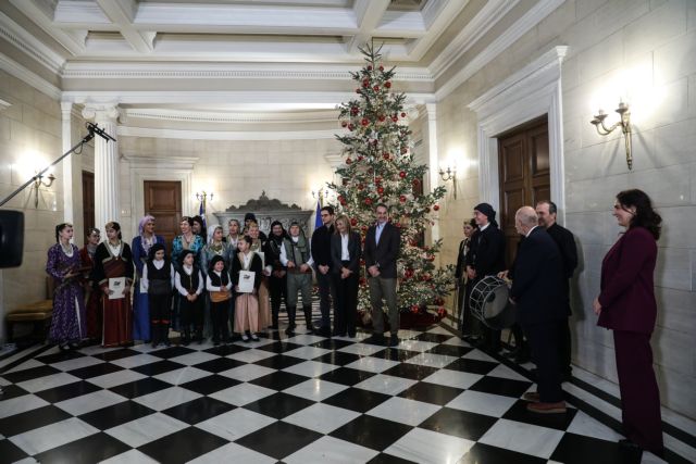 Μητσοτάκης: Άκουσε τα κάλαντα με την οικογένειά του στο Μαξίμου