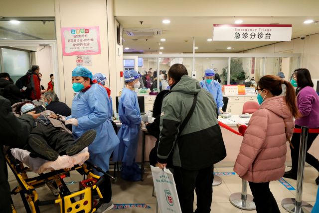 Κίνα: Εξαπλώνεται ραγδαία ο κοροναϊός – Υπό πίεση νοσοκομεία και γραφεία τελετών