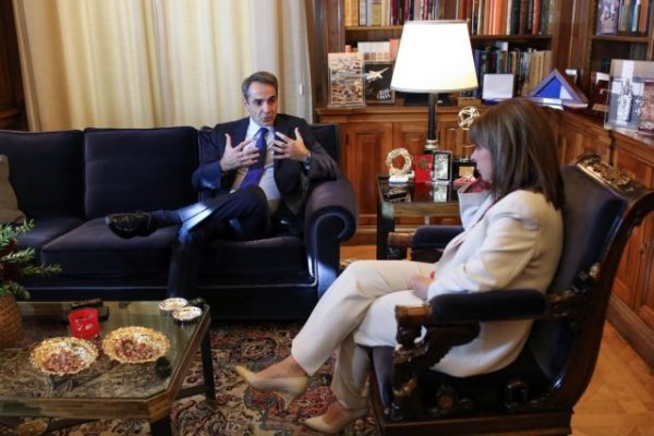 Μητσοτάκης σε Σακελλαροπούλου: Οι τράπεζες να στηρίξουν τα νοικοκυριά από τα κέρδη τους