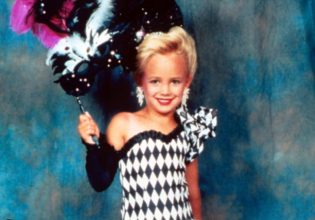 JonBenet Ramsey: Τα τελευταία της Χριστούγεννα – Άγνωστες λεπτομέρειες 26 χρόνια μετά