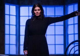 Μαρία Κορινθίου: «Διαλύθηκα, έπιασα κόκκινο, τραβάω χειρόφρενο λοιπόν…»