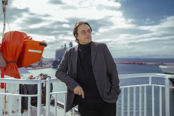 Είδαμε την παράσταση του Γιάννη Κότσιρα στο θέατρο Ακροπόλ με το κοινό να συνταξιδεύει ενθουσιασμένο