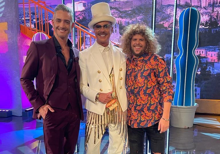 Ο Θεοχάρης Ιωαννίδης υποδέχεται τον εκκεντρικό Λάκη Γαβαλά στην ταράτσα του Night Out