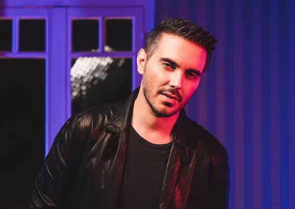 Μιχάλης Χατζηγιάννης: Ποζάρει αγκαλιά με τη μεγάλη του αδυναμία και στέλνει τις ευχές του