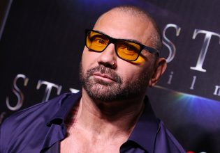 Ντέιβ Μπατίστα: Ο ελληνικής καταγωγής ηθοποιός που κλέβει την παράσταση στη νέα ταινία του Netflix που γυρίστηκε στην Ελλάδα