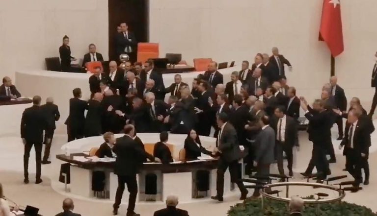 Τουρκία: Ξύλο στη βουλή στη συζήτηση για τον προϋπολογισμό – Στην εντατική βουλευτής της αντιπολίτευσης