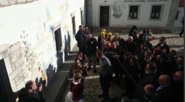 Ιστορική επίσκεψη Μητσοτάκη στη Χειμάρρα – Επισκέφθηκε το ελληνικό σχολείο «Ομηρος»